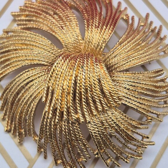 Monet Brooch Pin 1960s Gold Tone Cordelia Sunburst Vintage Book Piece Retro - Picture 2 of 6